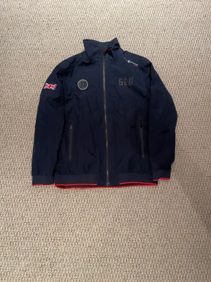 Sail racing jacka  - Säljer min sail racing jacka som är i bra skick utan skador.