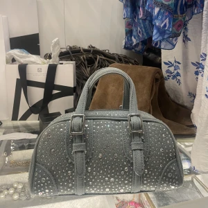 blå glittrig zara väska - Säljer denna sjukt söta,snygga, balla, populära zara väskan som är slutsåld. Sjukt snygg, relativt liten men får plats med det man behöver. Inte använd mycket toppen skick rem medföljer skriv priv för fler frågor💕