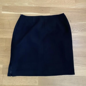 Kjol - Snygg kjol från Kriss. Den är i bra passform och längd, varken för kort eller lång. Storleken som står är ”P”, gissar att det är en Medium. Men hör av er vid frågor!