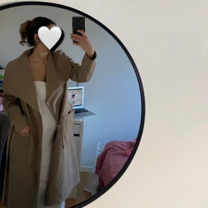 Höstkappa Only  - Slutsåld kappa från Onlys höstkollektion förra året. Materialet är så mysigt och den är perfekt för hösten (den kommer med ett band så man kan knyta den). Den är bara använd 3 gånger så den behöver en ny ägare ⭐️🤍 Passar XS-M beroende på önskad passform. 