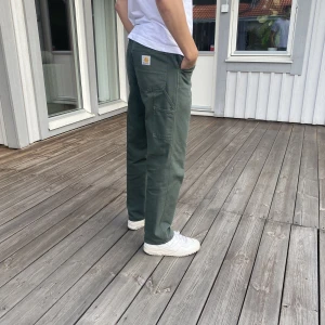 Carhartt Single Knee Pant - Carhartt byxor i väldigt bra skick. Storlek 31/32 och sitter väldigt bra i midjan och i längden. Jag är ca 187