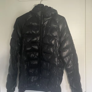 Peak performance  - Peak performance-jacka i bra skick. En liten skråma där fram men inget som syns från andras perspektiv.