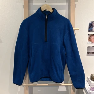 Tjocktröja från uniqlo - Såå söt och såå mysig tjocktröja från uniqlo som passar perfekt till vintern!! Hör av dig för fler bilder🥰