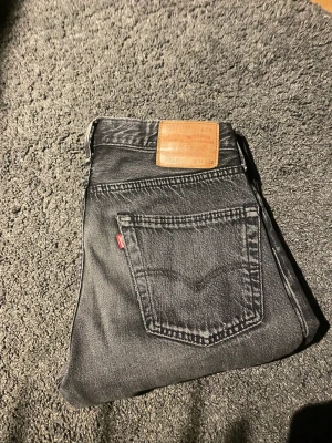 Levis 501  - Tjena, säljer mina levis 501 då jag vuxit ur dem passar W30 L30. Skicka PM vid fråga. 