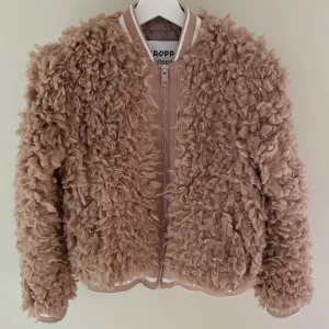 Teddy jacka  - Den perfekta fluffiga jacka!! Så mysig och så så snygg💖💖 aldrig använd! storlek xs, jag har vanligtvis s. Passar bra nu till våren 💕