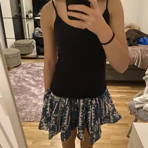 Snygg blå/vit kjol med coola detaljer från Zara! Säljer då jag inte tycker den passar så bra på mig längre:) funkar även på någon som har större storlekar än xs vanligtvis! Fint skick!💞