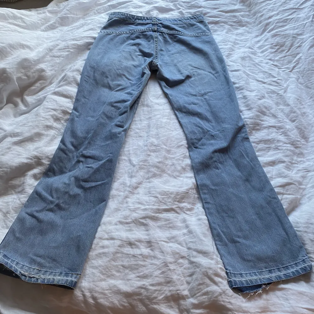 Säljer dessa supersnygga lågmidjade bootcut levis jeansen utan fickor. De är i bra skick och har inga defekter. Storlek 28/30 men jag har sprättat upp sömmen så de är lite längre. Skriv privat för eventuella frågor 💗💗. Jeans & Byxor.