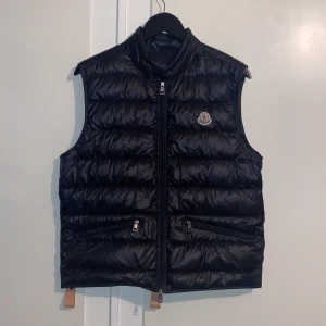 Moncler väst - Snygg moncler väst i bra skick 9/10. Äkta såklart, kvitto tags, påse, äktenhets certifikat. Storlek 3. Tveka inte att höra av er o ställa frågor om ni har några funderingar 
