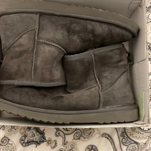 Lawrence Grey UGS  - Jag säljare dessa gråa UGS nu för de inte var min typ av skor de är storlek 44 och är inte sönder någon stans. De är i bra skick. Ullen inne i skorna är också i väldigt bra skick.