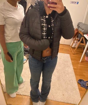 Vinterjacka - Snygg vinterjacka från NAVAHOO. Dessa säljs inte längre men jag köpte den för nypris 900kr på Zalando förra vintern. Använd en vinter men är inte sliten, bara en liten fläck på höger nedre sida som nog går bort. Perfekt passform