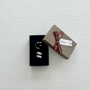 Presentask med två ringar 🎁 - Smyckesask med två ringar! Ringarna är silver pläterade och är justerbara vilket innebär att de passar alla! Skötselråd och putsduk medföljer!