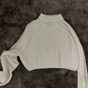 Stickad tröja - En vitt stickad tröja storlek XS