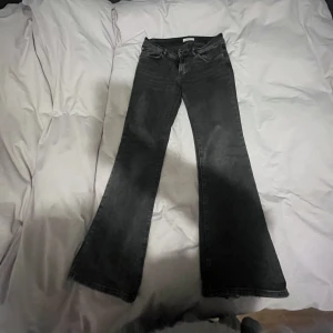 Lågmidjade jeans - Grå lågmidjade jeans från Gina. Köpta för 499