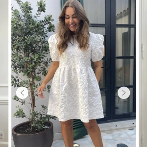 Student klänning  - Säljer nu min gamla student  student klänning! Fint skick men finns en liten fläck på baksidan skriv om du vill ha mer bilder.