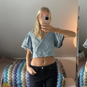 River Island topp - Knappt använd, därav jättebra skick. Är lite skrynklig på bilden! Frakt tillkommer