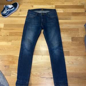 Ett par riktigt snygga och stiliga lee jeans, perfekt till Stockholmstilen och riktigt snygg tvätt på byxorna, 