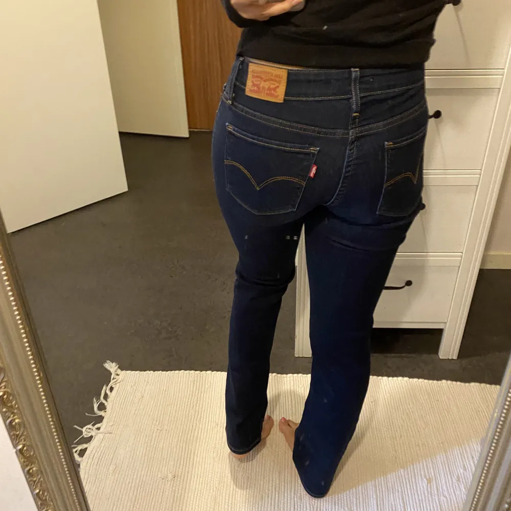 Säljer dessa jättefina levi jeans i strl 28 i modellen slim, fint skick. För referens är jag på bilden 165cm. Säljer flera Levi jeans så kolla gärna min profil!. Jeans & Byxor.