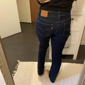 Säljer dessa jättefina levi jeans i strl 28 i modellen slim, fint skick. För referens är jag på bilden 165cm. Säljer flera Levi jeans så kolla gärna min profil!