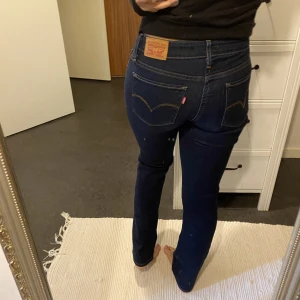 Jättefina raka Levi jeans i strl W28 - Säljer dessa jättefina levi jeans i strl 28 i modellen slim, fint skick. För referens är jag på bilden 165cm. Säljer flera Levi jeans så kolla gärna min profil!