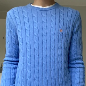 Morris kabelstickad - Säljer en väldigt fin kabel stickad tröja från Morris, skick 10/10 aldrig använd, modellen är 176 lång och väger 68 kg, vid frågor eller funderingar är det bara att höra av sig!  Allt gott