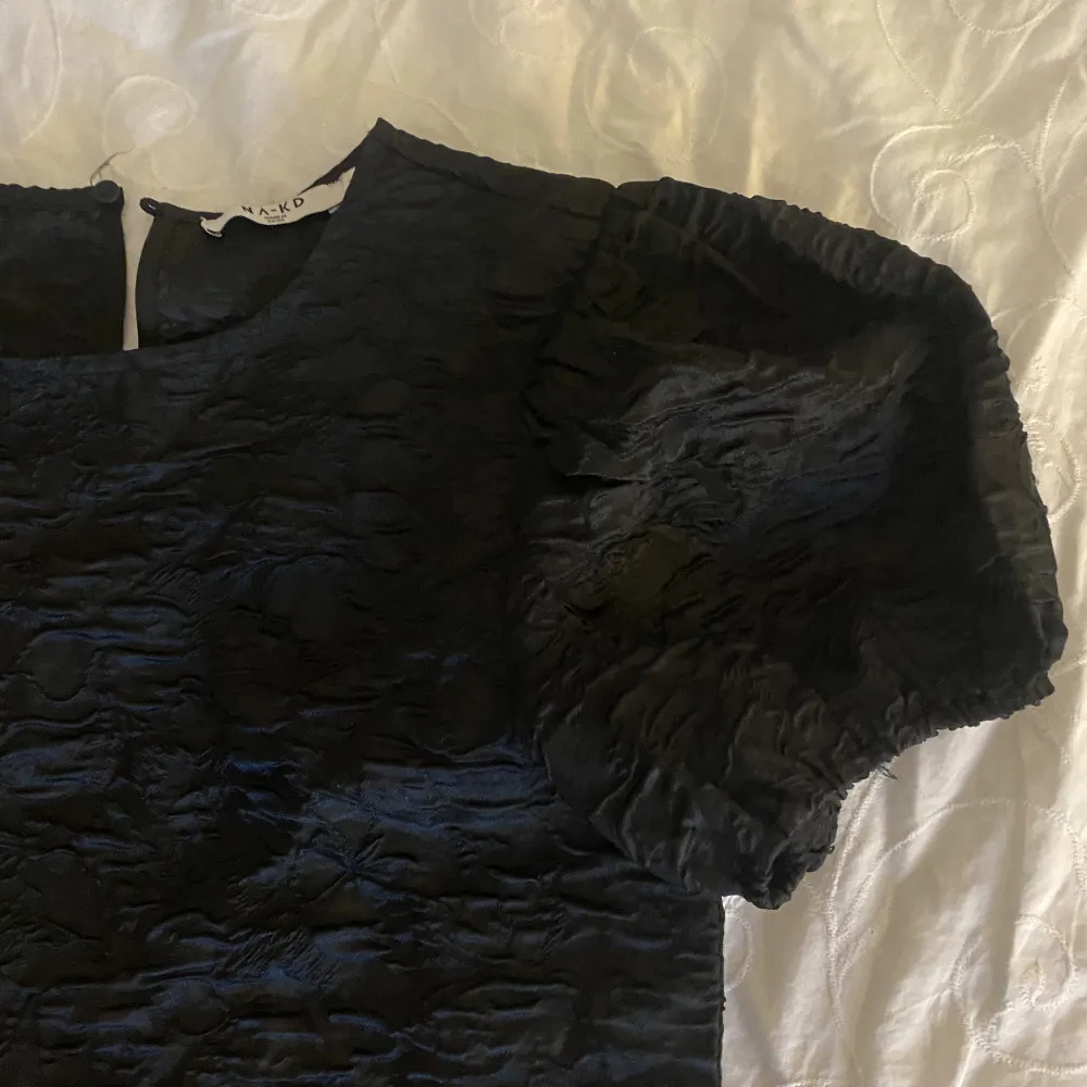 En svart tröja från NA-KD med lite annorlunda material.. Blusar.
