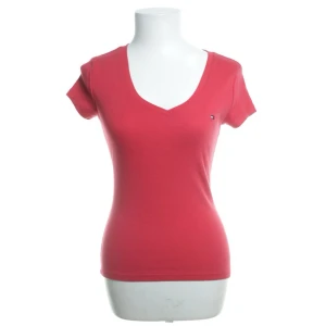 vringad t-shirt  - v ringad t-shirt från tommy hilfiger, säljer då den aldrig kommer till användning 