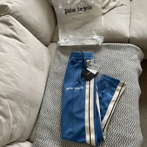 Palm angels byxor  - Hej, säljer nu min extremt fina Palm angels byxor i denna härlga färgen🥰 byxorna är i toppskick (9/10)  Storleken är small och sitter tts!! Vid intresse är det bara att ta kontakt med mig så löser vi en shysst deal🤝🥰