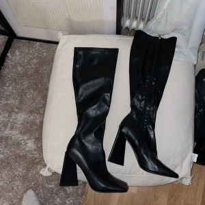 Höga stövlar (Public desire) - Super snygga höst stövlar med lite festligare klack! Inköpta för 500kr om jag inte minns fel, använda 1 gång endast så super bra skick.