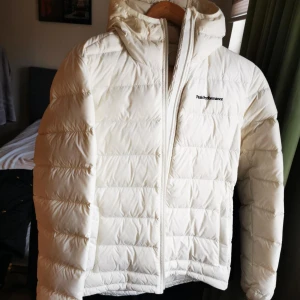Peak performance jacka  - Peak performance i perfekt skick som är helt oanvänd.