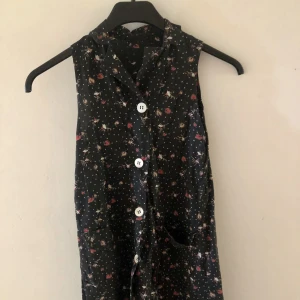 Mönstrad klänning - En kort söt klänning perfekt till hösten 🍁aldrig använd, ganska liten i storleken