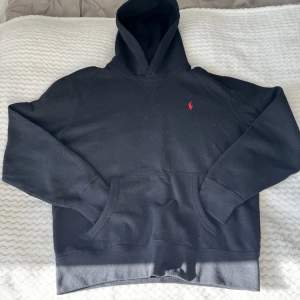 Polo ralph lauren RL fleece hoodie Svart Storlek Medium Tröjan är i mycket fint skick. Endast använd ett fåtal gånger. 