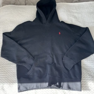 Polo Ralph Lauren RL Fleece Hoodie Svart M - Polo ralph lauren RL fleece hoodie Svart Storlek Medium Tröjan är i mycket fint skick. Endast använd ett fåtal gånger. 