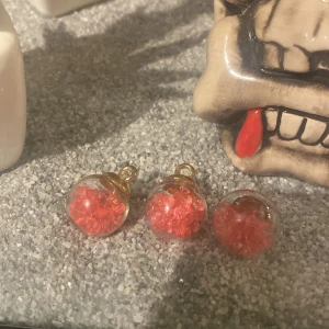 Kulor/öronhängen  - Det är glas kulor  