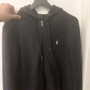 Ralph lauren Zip - Använt några gånger, för liten för mig!  Storlek small. Väldigt stilren, casual och enkel att matcha. Hör av er vid frågor!:)   Nypris ca 2000kr