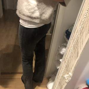 Ett par jätte fina gråa bootcut jeans med en liten slits längst ner. Som är mid Waits, dom kommer tyvärr inte till någon användning längre därav varför jag säljer dom. Vill ni ha fler bilder eller vill fråga nått skriv privat😇🤗