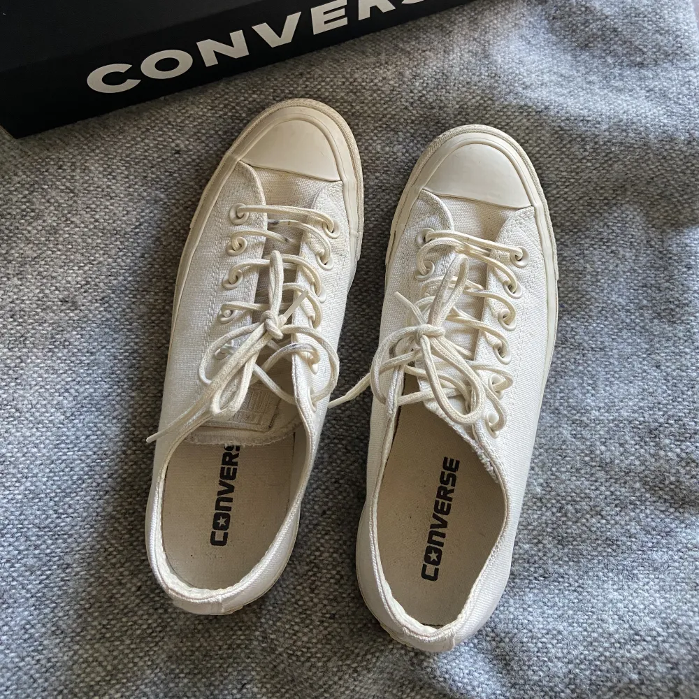 Säljer dessa coola converse skor i bra skick💕 Hör gärna av er vid frågor!. Skor.