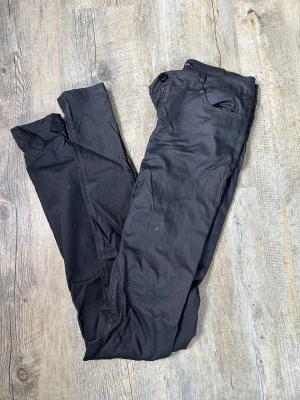 Läderbyxor  - Något stora i storleken 🌸