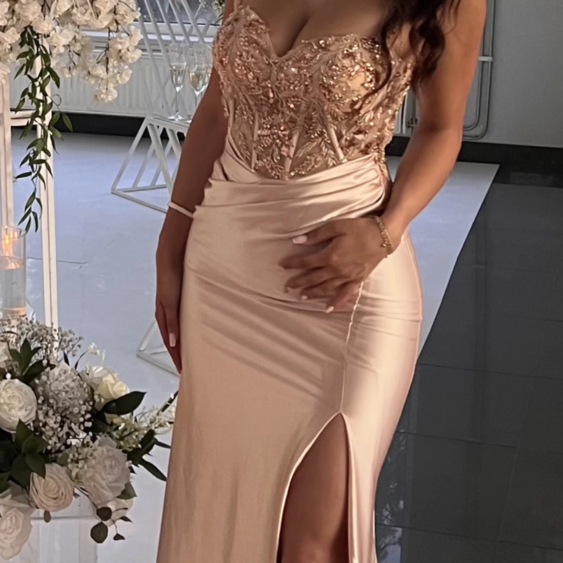 Satin klänning med spets - 90