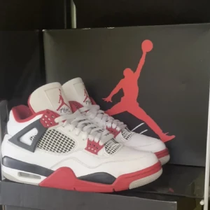 Jordan 4 fire red - 🔥Air jordan 4 fire red 🔥⭐️Storlek 43 ⭐️🦋Bra skick 🦋🍀Originalboxen och Äkthetsbevis tillkommer 🍀🌸Äkta 🌸🥥Pris kan diskuteras vid snabb affär 🥥