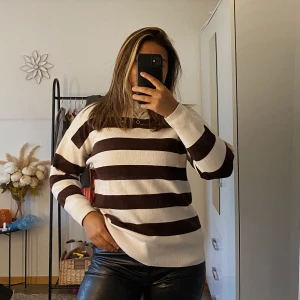 Stickad tröja  - En randig stickad tröja som är väldigt skön till hösten! Har använt den få gånger.