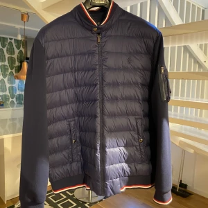 Ralph Lauren Cardigan - En riktigt snygg cardigan jacka från Ralph Lauren. Knappt använd och har inga defekter, säljer då den inte passar mig