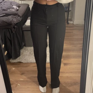 Kostymbyxor  - Kostymbyxor från PULL&BEAR i storlek small med pressveck i fram. Skriv privat för fler bilder eller andra frågor🥰