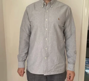 Ralph lauren skjorta  - Väldigt snygg Ralph lauren bomulls skjorta  Mycket bra skick  Nypris: 