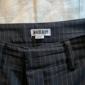 Randiga kostymbyxor - Jättefina randiga komstymbyxor! Knappt använda. Pris kan diskuteras❣️