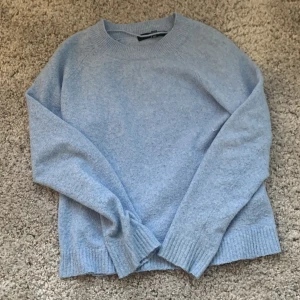 En gullig stickad tröja💘 - En jätte fin blå stickad tröja från vero Moda. Är använd där av priset:)