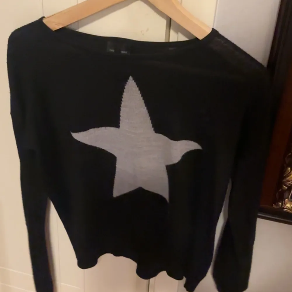 Säljer denna fina tröja med en stjärna på som jag använt men som är i väldigt bra skick!! 💗. Stickat.