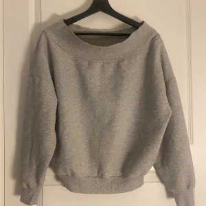 Off shoulder tröja  - Jättefin grå off shoulder tröja🤍 Aldrig använd, storlek S