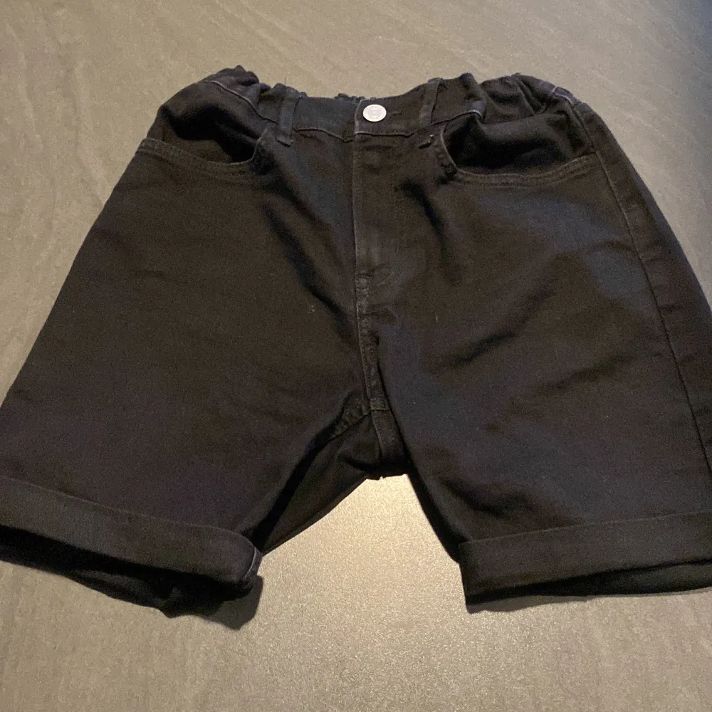 Hej! Säljer mina shorts då jag ej använde dom och dom är för små. Det är som nya och har Stl 152. Shorts.