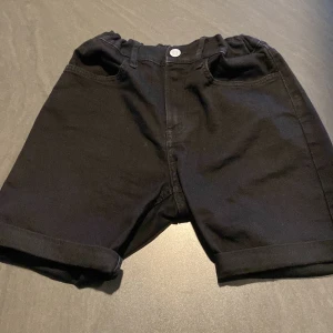 Shorts - Hej! Säljer mina shorts då jag ej använde dom och dom är för små. Det är som nya och har Stl 152