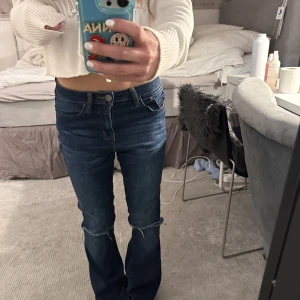 Jeans - Midjemått: 34 cm Innerbenslängd: 80 cm  Jag är 161 cm❤️